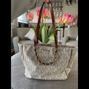 Authentic Michael Kors shoulder bag like new!
